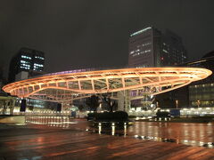 オアシス２１
地下鉄栄駅に直結した複合施設です。錦通と久屋大通の交差点にそびえる巨大なシンボルとなっている空中に浮かぶ大きな屋根「水の宇宙船」を中心に、吹き抜け公園「銀河の広場」などがあります。夜はライトアップが綺麗です。