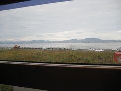 荷造りを終えた後、窓の外を見たら宍道湖が見えました！
わ〜初めて見るなぁ！！