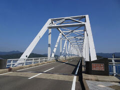 若松島とを結ぶ若松大橋。