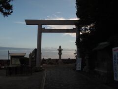 二日目は車で二見興玉神社まで、海岸沿いの駐車場は早朝にもかかわらず、１台分しか空きがなかった。参拝者がたくさんいるってことですね。