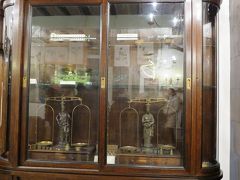 2014/11/28　市議会薬局

市議会薬局に入ってみました・・・
1422年に創業したヨーロッパ最古の薬局で、当時のものでしょうか？
天秤ばかりが展示してありました・・・