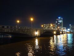 信濃川に架かる。。。萬代橋です。。。

ライトアップされてました。。。