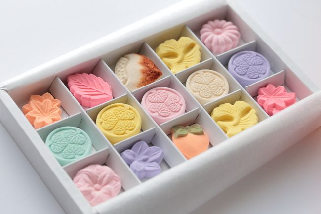 お土産♪<br /><br />葵のご紋が入った落雁と、顔より大きなドラヤキを購入^^<br /><br />来館する度、必ず購入します。<br /><br />以上、徳川美術館・徳川園でした。