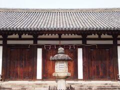 創建当時の建物で唯一残っている現在の本堂は、当初は修法を行うためのお堂だったのではないかと考えれられています。

応和２年（９６２）の暴風によって金堂が倒壊し、境内の東の標高の高いところにあったお堂が、いつの頃からが本堂になりました。

鎌倉時代に再興された建物を加え、奈良時代の建物である本堂を中心に、今の新薬師寺が整いました。