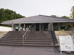 新薬師寺の隣には、奈良大和路の写真家、入江泰吉記念奈良市写真美術館があります。寄ろうかどうしようかな〜と思っていましたが、せっかくなので見ていくことにしました。

１０月１０日〜１２月２３日まで、「生誕１１０年　回顧入江泰吉の仕事」という企画をやっていました。