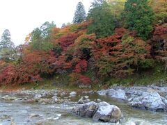 香嵐渓は東海地方随一の紅葉の名所と言われています。
巴橋から上流へ約1.2KM流れる巴川が造り出す渓谷美ともみじの紅葉が綺麗なところです。