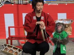 もみじまつり期間中は、香嵐渓広場では猿回しなどのイベントが開催されています。
