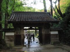 香積寺山門
香嵐渓が東海地方随一の紅葉の名所となったのは、このお寺の和尚さんが般若心経を唱えながら参道にもみじを植えたのが始まりの様です。
紅葉の見頃に行ったので境内は大変混んでいました。