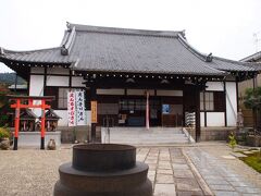 こちらは不空院というお寺になります。

ほんとに小さなお寺ですが、けっこう参拝客が訪れています。奈良でお寺まわりをしてると、自分が想像していたよりも、大きなお寺だったり、意外とこじんまりしたお寺だったり・・・あるいは参拝客が多かったり、ほとんどいなかったり・・・訪れてみないとわからない発見と意外性があるので面白いです。

春日山・不空院はその名が示す通り、春日山を背に不空羂索観音を本尊とする真言律宗（鎌倉時代、西大寺を復興した叡尊が宗祖）の古刹だそうです。

ここは、鑑真和上の住居があった旧跡であり、興福寺南円堂建立にあたっては、弘法大師が入られて、南円堂の雛型として当山が建てられた・・・と記録があるようです。

ここに足跡を残された弘法大師にちなみ「福井之大師」（福井は不空＝福に発する旧土地名）とも呼ばれ、「女人救済の寺」としても知られています。