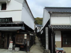 マンリン小路
中馬街道に面するレトロな雰囲気のマンリン書店の脇の小路がマンリン小路と呼ばれています。黒い板塀と白い漆喰の土蔵が続く風情ある坂道です。とっても狭く両側から黒い板塀が迫っているようです。