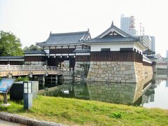 平和公園から歩いて広島城へ。