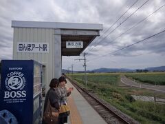 無人駅の田んぼアート駅は、田んぼアート開催時期のみ列車が停車する駅です。　弘前から、片道450円近くするので、津軽フリーパスを買ったのはやっぱり正解だったわ!　