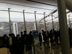 関空から出国しようと思ったら北も南もすっごい人で
今までにないくらいの行列でした。
今までお盆やお正月でもこんなに並んだことないですが
あらかじめロープとかも用意してあったので
最近は常にこんな感じということなのでしょうか。
関空も早く上級会員用ファストレーン作ってくれたらいいのですが・・・