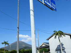 徒歩編 例外：八丈富士＋ふれあい牧場

往復で約７時間〜
体力と時間のある人のみ徒歩チャレンジ！
空港からも底土港からも行って行けない距離ではない。
アップダウンはあるけれど、「…うーん、無理！」という急勾配の坂もなし。

山頂付近とふれあい牧場には駐車場あるので、通常手段は車かな。

自分は少し自転車使ってズルしました。
ただ、港の正面にある宿の方が言うには「ここから徒歩で往復された方もいらっしゃいますよ」とのこと。
