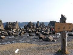 ここは串本、橋杭岩。大小の岩がまっすぐに海岸に立っているさまは圧巻。