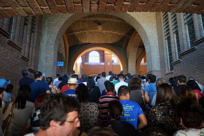 <br /><br />正面の左側から列を並んで、上がっていきますと。