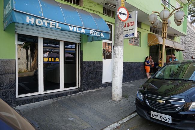 <br /><br /><br />この町に到着したとき、初めこのように路駐をしました。<br /><br />安全だとは思ったのですが、やっぱり遠そうなのでここをやめて教会の駐車場にしました。