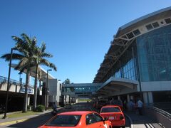 コスタリカのサンファン国際空港に到着しました。

国際線から国内線に乗り継ぐ時、普通はスーツケースを受け取り、再度預けますが
サンフランシスコのグランドスタッフはスルーできると言っておりましたし
タグも最終目的地のTNOになっていたので、身軽なまま国内線ターミナルへ向かいます。

国際線ターミナルを背にして左へ。
徒歩3〜5分といったとこでしょうか。