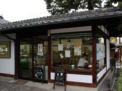 えっと、さっきのかき氷は水なので...。
次はジェラート♪

竹風堂系列のマローネにやって来ました。
竹風堂さんの向かい側にあります。

ソフトクリームと悩んだけど、竹風堂のソフトクリームは軽井沢でも食べられるので、明日寄った時に食べましょう。

★マローネ
http://chikufudo.com/shop/shop14.html