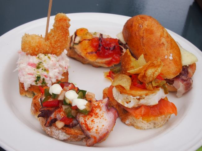 レストランで食べる予定だったけど我慢できず<br /><br />魚介系のピンチョスを5個