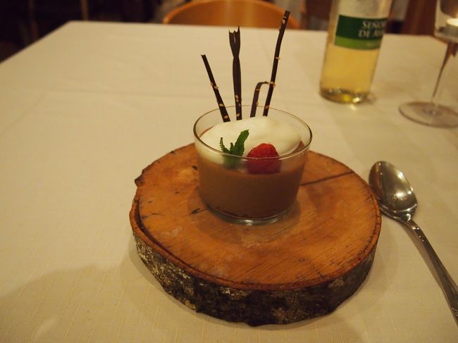 デザート<br /><br />ココアムース<br />切り株に乗って出てきた
