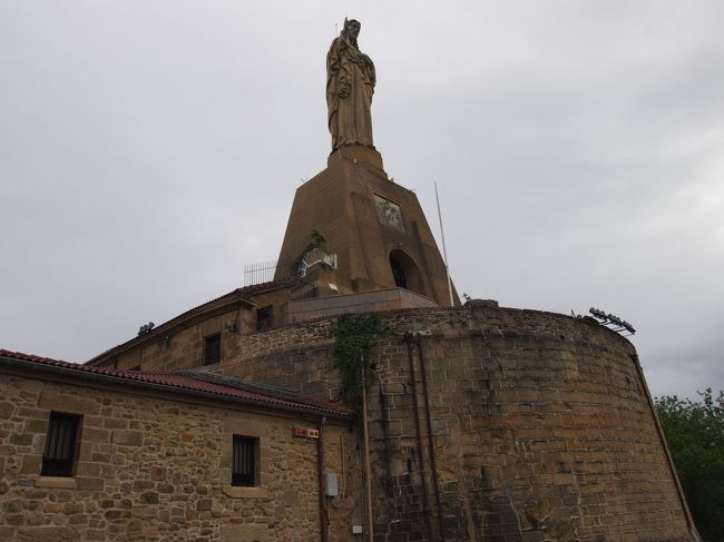 城の上にはキリスト像