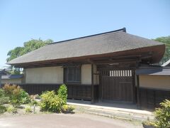 名取市に移動，大曲地区の洞口家住宅．
写真は長屋門．1888(M21)年建造，重文主屋の附指定．
敷地周囲は防風林「いぐね」で囲われている．
地元の文化財だが初訪問だった．