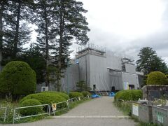 旧米沢高等工業学校本館．米沢市城南4丁目．
米沢高等工業学校は1910年全国7番目に開設された高等工業学校で山形大工学部のルーツである．
本館は1910年建造，木造2階建，鉄板及び桟瓦葺，国重要文化財．
内部が展示資料館となっている．
見学時間11:00〜16:00(要予約)，土日祝及び冬期休館．
修復工事中だった．(6月訪問)