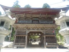 寒河江市の本山慈恩寺．
創建は724年と伝わるも，平安初期のとする学説もあるようだ．
本尊は弥勒菩薩で脇侍として地蔵菩薩･釈迦如来･不動明王･降三世明王を配する国内でも珍しい五尊形式である．
写真は山門，1736年建造，三間一戸楼門，入母屋造，銅板葺，山形県指定文化財．
(5･6月訪問)