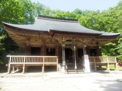 若松寺観音堂．天童市山元の鈴立山山頂付近に建つ．
創建は708年行基によるものと伝わり．本尊は聖観世音菩薩．
観音堂は1509年建造，木造一重，入母屋造，向拝一間付，銅板葺，国重要文化財．(5月訪問)