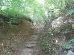 金峯山山頂への道．
この石段が結構歩き辛い．
石の丸みが足の裏にこたえる．