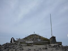 １３：３１山頂に到着。1時間40分の所要。
苦労したものの残念ながら曇り空の眺望になってしまった。

やはり昨日から続く連続登山で多少体力を消費しているのか昨日の約1時間20分よりも時間がかかっている。