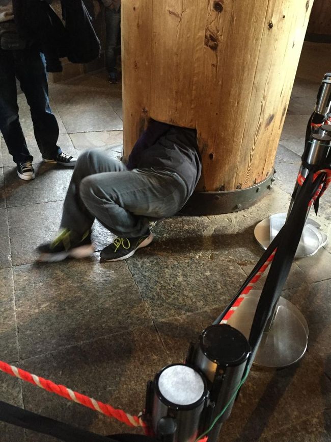 ならんでるのは海外からの観光客の方ばかりでしたね。<br />くぐれない人も結構いました。<br />私は見てただけ。結構恥ずかしいですよね、これ。