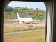 広島空港に到着しました。４月にオーバーランをしたアシアナ航空の機体がまだ残されていました。