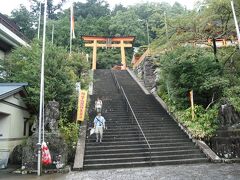15：45　熊野那智大社は、本当は山の下から長い石段を登ってたどり着く神社です。
