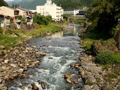 水量も多い吉田川。夏には子供たちが橋から淵へ飛び込む姿もここの風物詩。