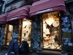 レース屋さんのロココミーケブラックへ行きました。
綺麗なレース製品がショーウィンドウに飾ってあります。
日本や海外の雑誌や新聞の記事、有名人が買っている写真が飾ってありました。