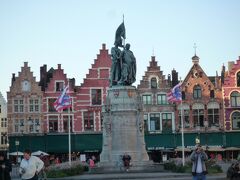 広場の中央に銅像が立ってます。