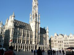 グランプラス、石畳の街にはたくさんの観光客が来ます。
帰国して１ケ月くらいしてからパリ同時テロが起こり、
ベルギーでもテロが計画されていたとのことで、兵隊がグランプラスを警備していました。自分が訪問したところがそのような対象になったなんてショックでした。