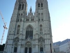 さて、サンミッシェル大聖堂です。
この周辺はグランプラスと違って坂がありました。
前の道路近辺は交通量が多い割に信号がないので渡る時は注意しましょう。