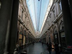 さて、歩いてギャルリーサンチュベールに到着。
友人は会社のお世話になっている人へのチョコレートを買っていました。
ここにはブランド物のチョコレート屋さんが揃っています。
屋根が付いているのはいいですね。でも、思ったより人通りは少ないなぁ。
