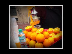 【オレンジが美味いアルゼンチン】

道端に並ぶ「バレンシアオレンジ（みかん）」の行列。その場で絞りたてのフレッシュジュースが頂けます。