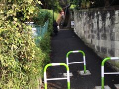 江戸川橋駅で降り、江戸川公園を抜けて
新江戸川公園に来ました。
関口芭蕉庵の前の細い坂道を登ります。