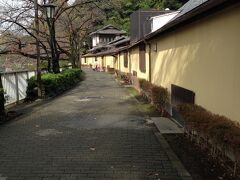 椿山荘の長い建物が神田川沿いに、美しい景観を作り出していました。