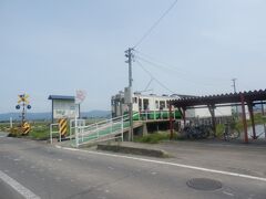 弘安寺(中田観音)から東へ進むとＪＲ只見線の踏切．
根岸駅が近接していて，ちょうど停車中で踏み切りに長く待たされた．