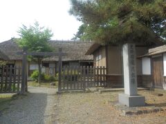 会津若松の市街地へ入る．会津若松市一箕町八幡滝沢の旧滝沢本陣．
会津若松城下から白河･江戸に至る白河街道，滝沢峠の城下側の上り口に位置する．会津藩主が白河街道を通る際の休息所として使用された．
開館時間8:00〜18:00，入館料\300，無休．駐車場なし(近隣に市営無料駐車場あり)．