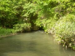 飯盛山へ移動．戸ノ口堰の洞門．
猪苗代湖の水を会津に引くため掘られた洞穴である．
戊辰戦争の際に白虎隊士が抜けてきて飯盛山へ至る洞穴でもある．
結構な水量だ．