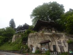 柳津町へ移動し柳津字寺家町の圓蔵寺へ．
807年創建，本尊は釈迦如来．
江戸時代には10万石の待遇で住職は将軍拝謁を許されていた名刹．
境内拝観自由，駐車場あり．
写真は仁王門(右)と本堂(左)．