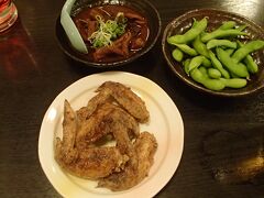 手羽先、枝豆、土手煮、味噌カツをオーダー。

写真の3品はあっという間に到着。
・・・・作り置き？？

手羽先は食べられるか心配でしたが
パリパリでスパイシー！好みの味。

土手煮と味噌カツは味が濃すぎて無理。
関東人ですが、薄味好みなので・・・
八丁味噌は嫌いじゃないけど、濃すぎ。
枝豆はいかにも冷凍品。
冷たい・・・。
