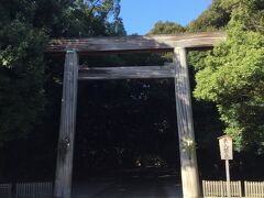 大きな鳥居をくぐり・・・